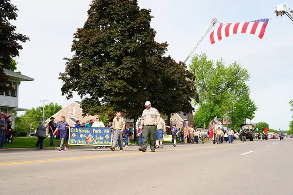 Wisconsin Dells, Wisconsin ABD - 31 Mayıs 2021: Amerikan Lejyonu gazileri anma günü geçit töreninde yürüyüp yürüdüler.