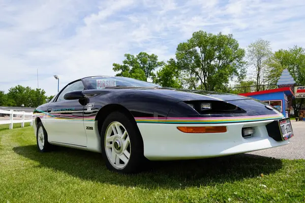 Mauston, Wisconsin ABD - 30 Mayıs 2021: 1993 Z28 Camaro Indy Pace arabası yazın satılmak üzere oturur.