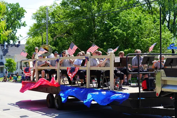 Little Chute, Wisconsin ABD - 5 Haziran 2021 Küçük Paraşüt Lisesi bandosu Wisconsin Peynir Festivali geçit törenine katıldı..