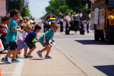 Little Chute, Wisconsin ABD - 5 Haziran 2021: Yerel halk üyeleri yürüdü ve Büyük Wisconsin Peynir Festivali geçit törenine katıldı.