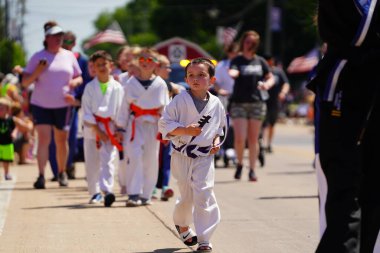 Little Chute, Wisconsin ABD - 5 Haziran 2021: Wisconsin Peynir Festivali geçit törenine katılan genç dövüş sanatları sanatçısı.