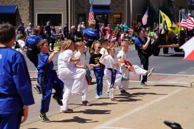 Little Chute, Wisconsin ABD - 5 Haziran 2021: Wisconsin Peynir Festivali geçit törenine katılan genç dövüş sanatları sanatçısı.