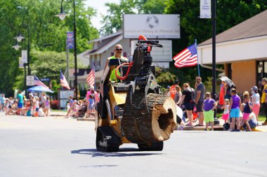 Little Chute, Wisconsin ABD - 5 Haziran 2021: Yerel halk üyeleri yürüdü ve Büyük Wisconsin Peynir Festivali geçit törenine katıldı.