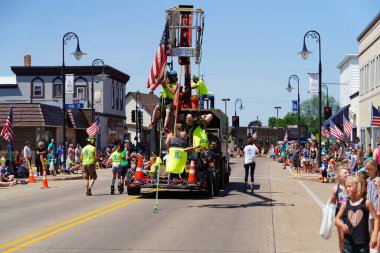 Little Chute, Wisconsin ABD - 5 Haziran 2021: Yerel halk üyeleri yürüdü ve Büyük Wisconsin Peynir Festivali geçit törenine katıldı.