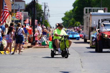 Little Chute, Wisconsin ABD - 5 Haziran 2021: Yerel halk üyeleri yürüdü ve Büyük Wisconsin Peynir Festivali geçit törenine katıldı.