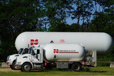 Douglas Kampı, Wisconsin ABD - 13 Haziran 2021: Cenex propan kimyasal depolama istasyonu kırsal alanda bulunuyor.