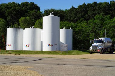 Douglas Kampı, Wisconsin ABD - 13 Haziran 2021: Cenex propan kimyasal depolama istasyonu kırsal alanda bulunuyor.