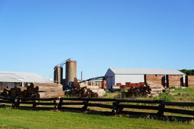 Lyndon İstasyonu, Wisconsin ABD - 10 Haziran 2021: Lyndon Hardwood Anonim Kereste Fabrikası Juneau ilçesi ve halkı için odun sağlıyor.