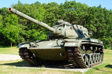 Camp Douglas, Wisconsin USA - 16 Haziran 2021: M48A2 patton savaş tankı Gazi Anıtı 'nda bulunuyor.