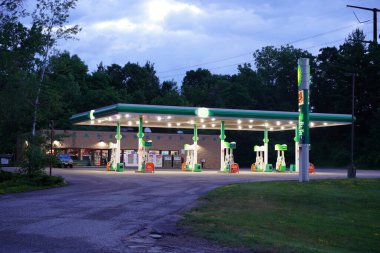 Yeni Lizbon, Wisconsin ABD - 15 Nisan 2022: BP yakıt istasyonu halka hizmet ederken gece parlıyor.