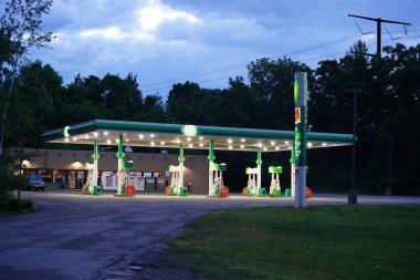 Yeni Lizbon, Wisconsin ABD - 15 Nisan 2022: BP yakıt istasyonu halka hizmet ederken gece parlıyor.