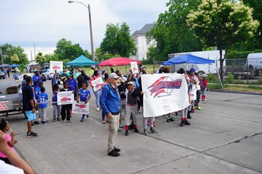 Milwaukee, Wisconsin ABD - 19 Haziran 2021: Milwaukee Afro-Amerikan cemaat üyeleri Haziran tatilini kutlamak için bir geçit töreni düzenledi.