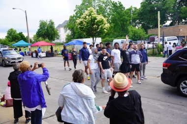 Milwaukee, Wisconsin ABD - 19 Haziran 2021: Milwaukee topluluğunun birçok yerel Afrikalı Amerikalı Juneteenth kutlamaları ve geçit töreninin tadını çıkarmak için dışarı çıktı.