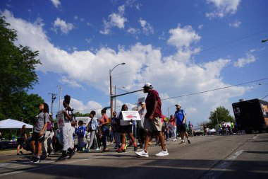 Milwaukee, Wisconsin ABD - 19 Haziran 2021: Milwaukee topluluğunun birçok yerel Afrikalı Amerikalı Juneteenth kutlamaları ve geçit töreninin tadını çıkarmak için dışarı çıktı.