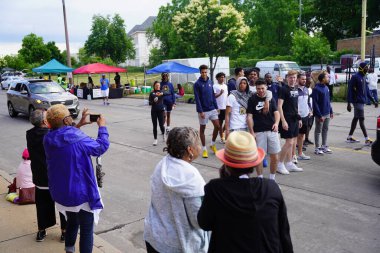Milwaukee, Wisconsin ABD - 19 Haziran 2021: Milwaukee topluluğunun birçok yerel Afrikalı Amerikalı Juneteenth kutlamaları ve geçit töreninin tadını çıkarmak için dışarı çıktı.