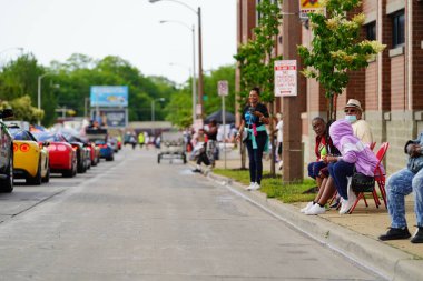Milwaukee, Wisconsin ABD - 19 Haziran 2021: Milwaukee topluluğunun birçok yerel Afrikalı Amerikalı Juneteenth kutlamaları ve geçit töreninin tadını çıkarmak için dışarı çıktı.