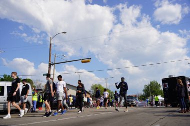 Milwaukee, Wisconsin ABD - 19 Haziran 2021: Milwaukee topluluğunun birçok yerel Afrikalı Amerikalı Juneteenth kutlamaları ve geçit töreninin tadını çıkarmak için dışarı çıktı.