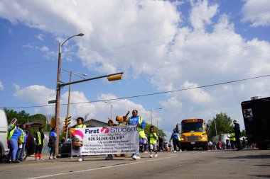 Milwaukee, Wisconsin ABD - 19 Haziran 2021: Milwaukee topluluğunun birçok yerel Afrikalı Amerikalı Juneteenth kutlamaları ve geçit töreninin tadını çıkarmak için dışarı çıktı.