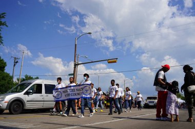 Milwaukee, Wisconsin ABD - 19 Haziran 2021: Milwaukee topluluğunun birçok yerel Afrikalı Amerikalı Juneteenth kutlamaları ve geçit töreninin tadını çıkarmak için dışarı çıktı.