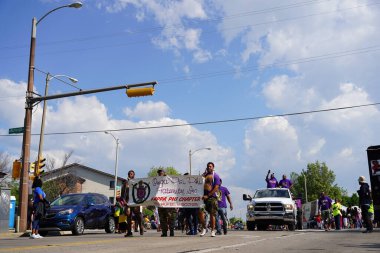 Milwaukee, Wisconsin ABD - 19 Haziran 2021: Milwaukee Afro-Amerikan cemaat üyeleri Haziran tatilini kutlamak için bir geçit töreni düzenledi.