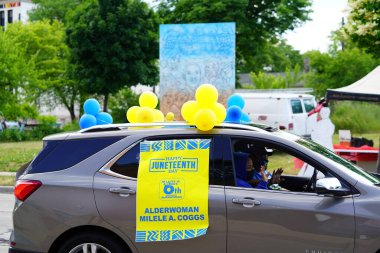 Milwaukee, Wisconsin ABD - 19 Haziran 2021: Milwaukee Afro-Amerikan cemaat üyeleri Haziran tatilini kutlamak için bir geçit töreni düzenledi.