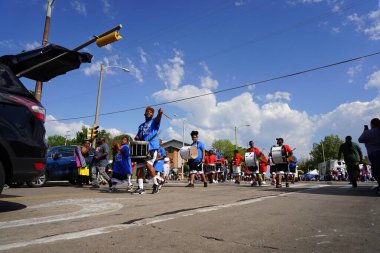 Milwaukee, Wisconsin ABD - 19 Haziran 2021: Milwaukee Afro-Amerikan cemaat üyeleri Haziran tatilini kutlamak için bir geçit töreni düzenledi.