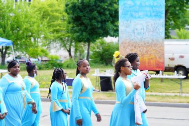 Milwaukee, Wisconsin ABD - 19 Haziran 2021: Afro-Amerikan baterist grubu Juneteenth kutlama törenine katılıyor ve yürüyüş yapıyor.