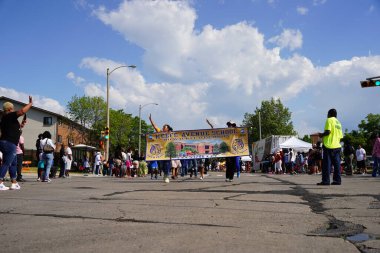 Milwaukee, Wisconsin ABD - 19 Haziran 2021: Milwaukee Afro-Amerikan cemaat üyeleri Haziran tatilini kutlamak için bir geçit töreni düzenledi.