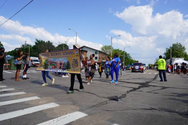 Milwaukee, Wisconsin ABD - 19 Haziran 2021: Milwaukee Afro-Amerikan cemaat üyeleri Haziran tatilini kutlamak için bir geçit töreni düzenledi.