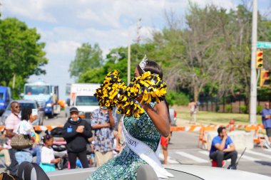 Milwaukee, Wisconsin ABD - 19 Haziran 2021: Milwaukee Afro-Amerikan cemaat üyeleri Haziran tatilini kutlamak için bir geçit töreni düzenledi.
