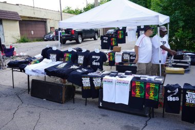 Milwaukee, Wisconsin ABD - 19 Haziran 2021: Milwaukee topluluğunun birçok yerel Afrikalı Amerikalı Juneteenth kutlamaları ve geçit töreninin tadını çıkarmak için dışarı çıktı.