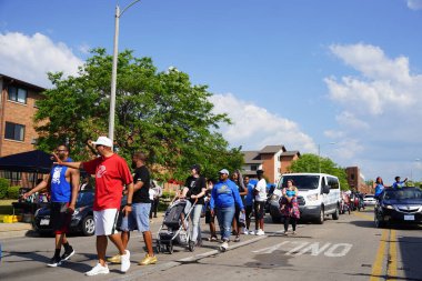Milwaukee, Wisconsin ABD - 19 Haziran 2021: Milwaukee topluluğunun birçok yerel Afrikalı Amerikalı Juneteenth kutlamaları ve geçit töreninin tadını çıkarmak için dışarı çıktı.