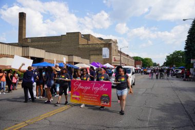 Milwaukee, Wisconsin ABD - 19 Haziran 2021: Milwaukee Afro-Amerikan cemaat üyeleri Haziran tatilini kutlamak için bir geçit töreni düzenledi.