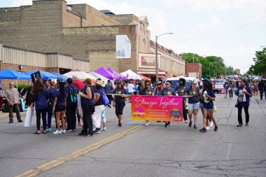 Milwaukee, Wisconsin ABD - 19 Haziran 2021: Milwaukee Afro-Amerikan cemaat üyeleri Haziran tatilini kutlamak için bir geçit töreni düzenledi.