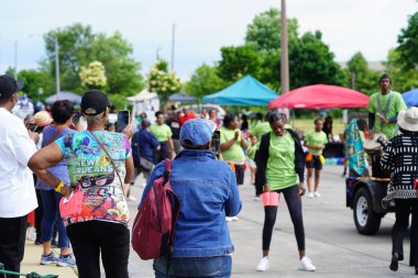 Milwaukee, Wisconsin ABD - 19 Haziran 2021: Milwaukee topluluğunun birçok yerel Afrikalı Amerikalı Juneteenth kutlamaları ve geçit töreninin tadını çıkarmak için dışarı çıktı.