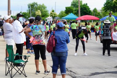 Milwaukee, Wisconsin ABD - 19 Haziran 2021: Milwaukee topluluğunun birçok yerel Afrikalı Amerikalı Juneteenth kutlamaları ve geçit töreninin tadını çıkarmak için dışarı çıktı.