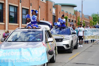 Milwaukee, Wisconsin ABD - 19 Haziran 2021: Milwaukee Afro-Amerikan cemaat üyeleri Haziran tatilini kutlamak için bir geçit töreni düzenledi.
