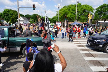 Milwaukee, Wisconsin ABD - 19 Haziran 2021: Milwaukee Afro-Amerikan cemaat üyeleri Haziran tatilini kutlamak için bir geçit töreni düzenledi.