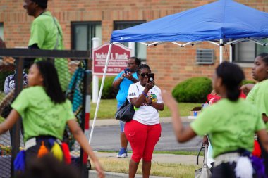Milwaukee, Wisconsin ABD - 19 Haziran 2021: Milwaukee topluluğunun birçok yerel Afrikalı Amerikalı Juneteenth kutlamaları ve geçit töreninin tadını çıkarmak için dışarı çıktı.