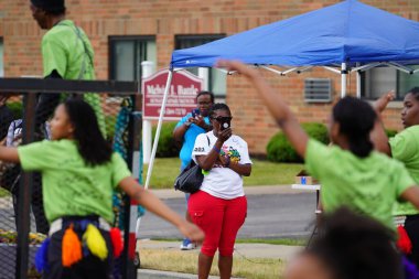 Milwaukee, Wisconsin ABD - 19 Haziran 2021: Milwaukee topluluğunun birçok yerel Afrikalı Amerikalı Juneteenth kutlamaları ve geçit töreninin tadını çıkarmak için dışarı çıktı.