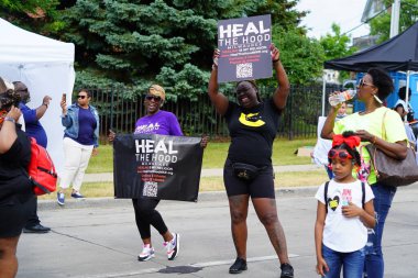 Milwaukee, Wisconsin ABD - 19 Haziran 2021: Milwaukee topluluğunun birçok yerel Afrikalı Amerikalı Juneteenth kutlamaları ve geçit töreninin tadını çıkarmak için dışarı çıktı.