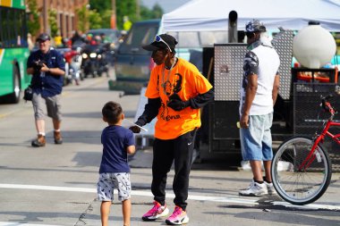 Milwaukee, Wisconsin ABD - 19 Haziran 2021: Milwaukee topluluğunun birçok yerel Afrikalı Amerikalı Juneteenth kutlamaları ve geçit töreninin tadını çıkarmak için dışarı çıktı.