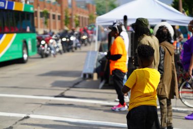 Milwaukee, Wisconsin ABD - 19 Haziran 2021: Milwaukee topluluğunun birçok yerel Afrikalı Amerikalı Juneteenth kutlamaları ve geçit töreninin tadını çıkarmak için dışarı çıktı.