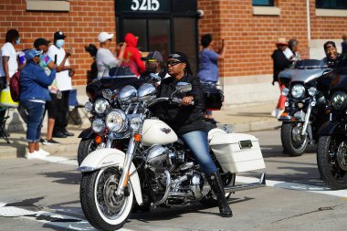 Milwaukee, Wisconsin ABD - 19 Haziran 2021: Afro-Amerikan motosiklet çeteleri Haziran ayındaki kutlama törenine katıldı ve motosiklete bindi..