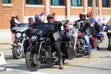 Milwaukee, Wisconsin ABD - 19 Haziran 2021: Afro-Amerikan motosiklet çeteleri Haziran ayındaki kutlama törenine katıldı ve motosiklete bindi..