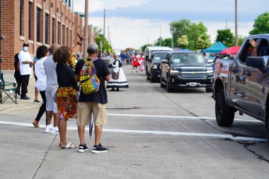 Milwaukee, Wisconsin ABD - 19 Haziran 2021: Milwaukee topluluğunun birçok yerel Afrikalı Amerikalı Juneteenth kutlamaları ve geçit töreninin tadını çıkarmak için dışarı çıktı.