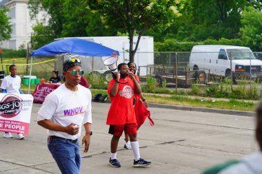 Milwaukee, Wisconsin ABD - 19 Haziran 2021: Siyahi Afro-Amerikan dernekleri katıldı ve Juneteenth kutlama törenine katıldılar.
