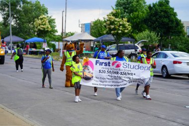 Milwaukee, Wisconsin ABD - 19 Haziran 2021: Siyahi Afro-Amerikan dernekleri katıldı ve Juneteenth kutlama törenine katıldılar.