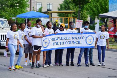Milwaukee, Wisconsin ABD - 19 Haziran 2021: Siyahi Afro-Amerikan dernekleri katıldı ve Juneteenth kutlama törenine katıldılar.