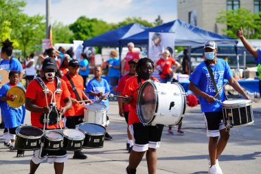 Milwaukee, Wisconsin ABD - 19 Haziran 2021: Afro-Amerikan baterist grubu Juneteenth kutlama törenine katılıyor ve yürüyüş yapıyor.